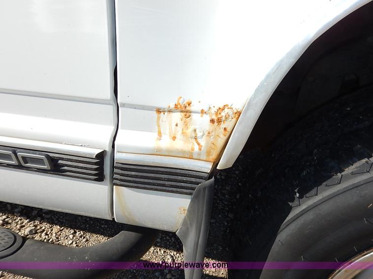 image for item I5295 1999 GMC Suburban 2500 SL SUV