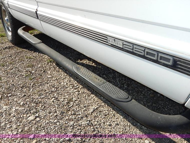 image for item I5295 1999 GMC Suburban 2500 SL SUV