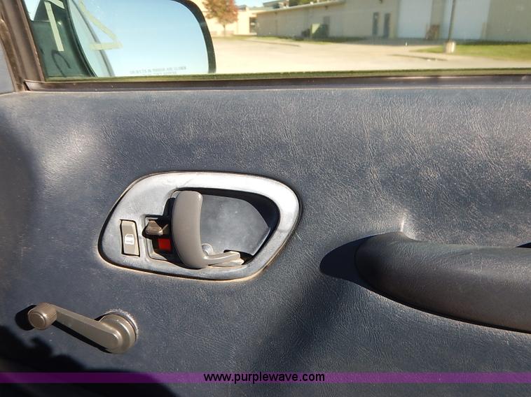 image for item I5295 1999 GMC Suburban 2500 SL SUV