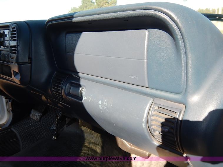 image for item I5295 1999 GMC Suburban 2500 SL SUV