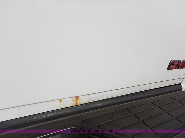 image for item I5295 1999 GMC Suburban 2500 SL SUV