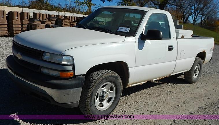 image for item I5296 2001 Chevrolet Silverado 1500 pickup truck