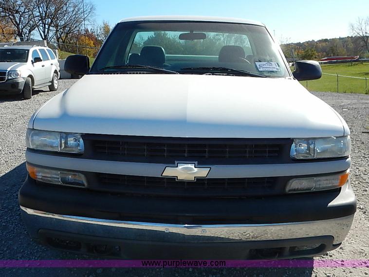 image for item I5296 2001 Chevrolet Silverado 1500 pickup truck