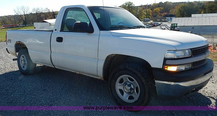 image for item I5296 2001 Chevrolet Silverado 1500 pickup truck