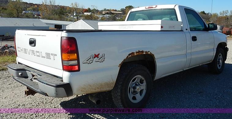 image for item I5296 2001 Chevrolet Silverado 1500 pickup truck