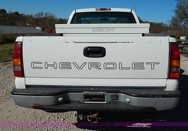 image for item I5296 2001 Chevrolet Silverado 1500 pickup truck