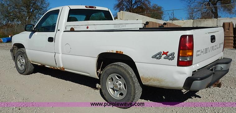 image for item I5296 2001 Chevrolet Silverado 1500 pickup truck