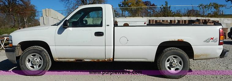 image for item I5296 2001 Chevrolet Silverado 1500 pickup truck