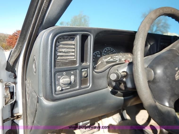 image for item I5296 2001 Chevrolet Silverado 1500 pickup truck