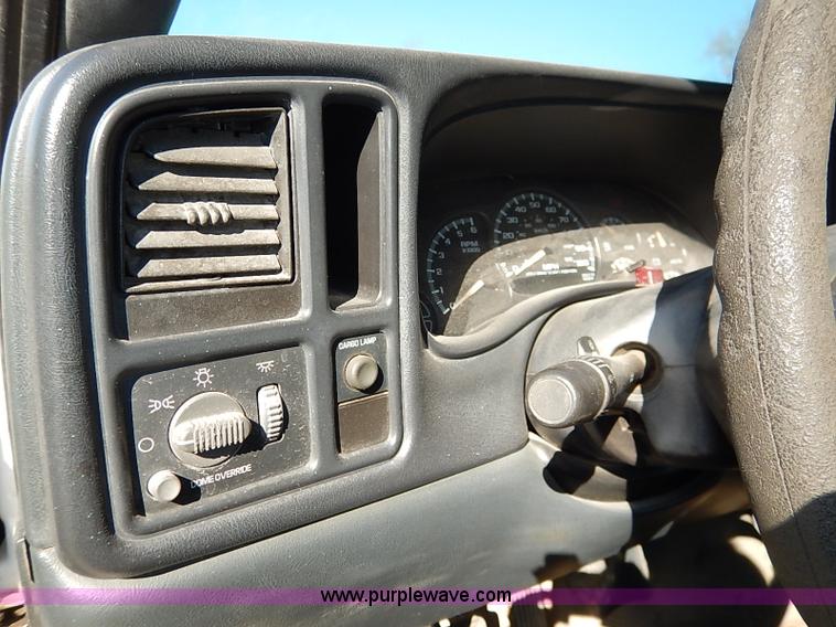 image for item I5296 2001 Chevrolet Silverado 1500 pickup truck