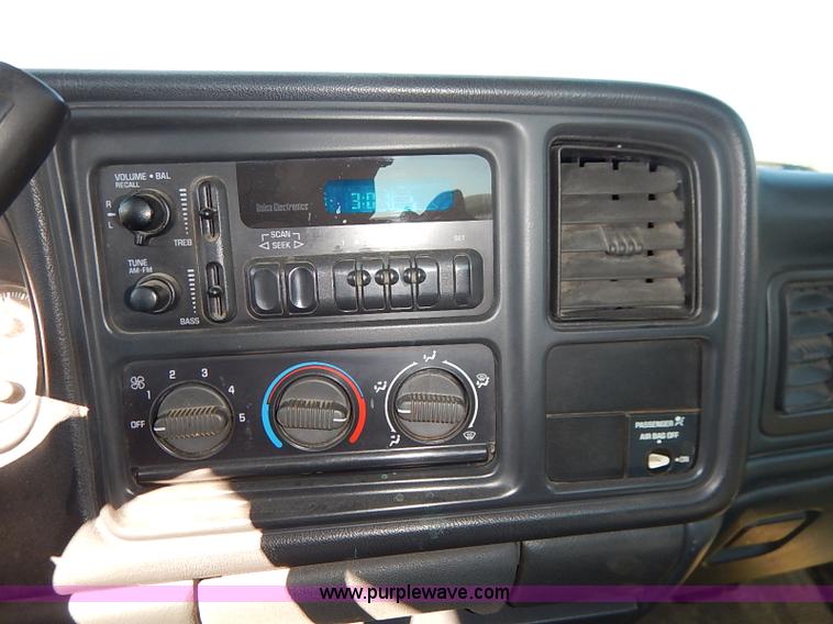 image for item I5296 2001 Chevrolet Silverado 1500 pickup truck