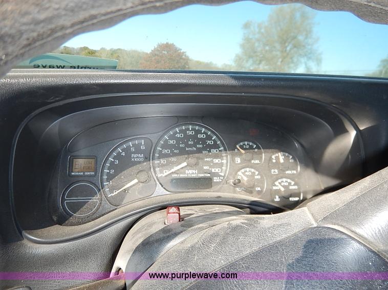 image for item I5296 2001 Chevrolet Silverado 1500 pickup truck