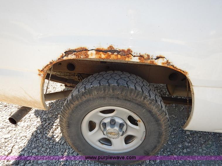 image for item I5296 2001 Chevrolet Silverado 1500 pickup truck