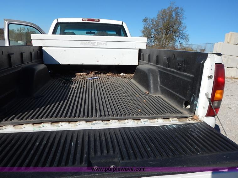 image for item I5296 2001 Chevrolet Silverado 1500 pickup truck