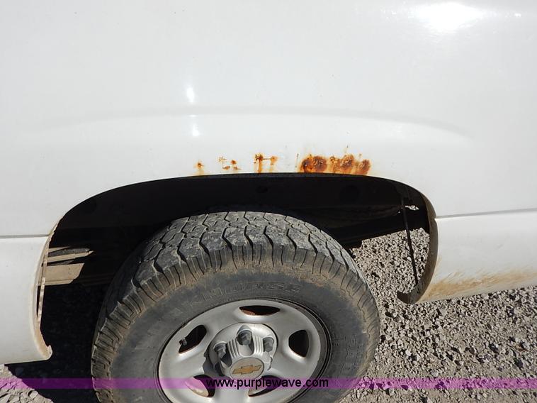 image for item I5296 2001 Chevrolet Silverado 1500 pickup truck