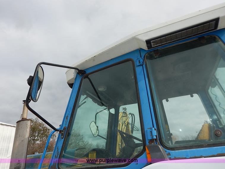 image for item I5298 1991 Ford 6610 tractor