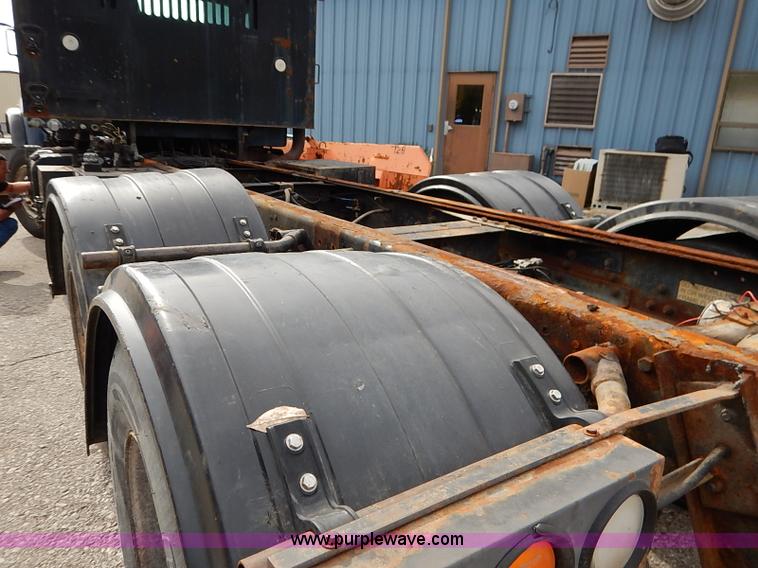 image for item I5309 2000 International F2554 cab and chassis