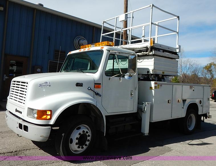 image for item I5310 2000 International 4700 scissor lift truck