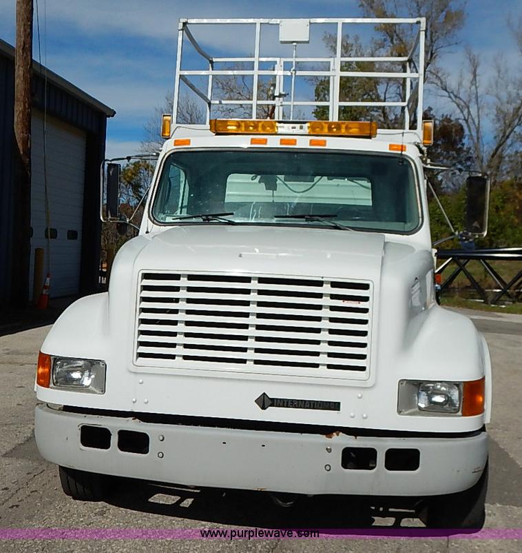 image for item I5310 2000 International 4700 scissor lift truck