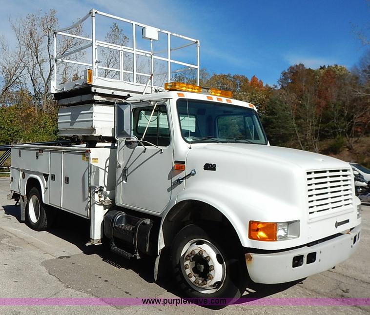 image for item I5310 2000 International 4700 scissor lift truck