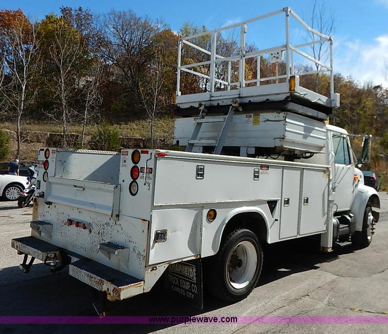 image for item I5310 2000 International 4700 scissor lift truck