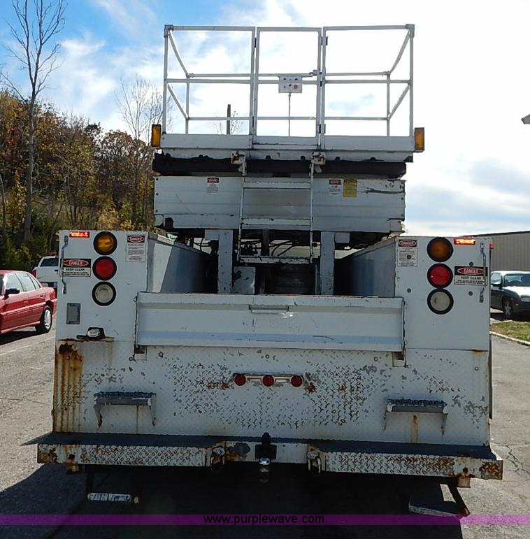image for item I5310 2000 International 4700 scissor lift truck