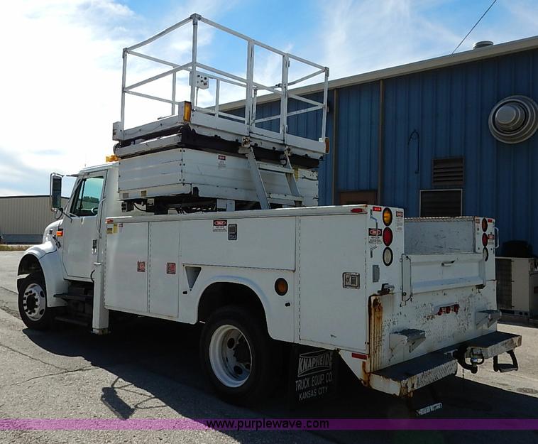 image for item I5310 2000 International 4700 scissor lift truck