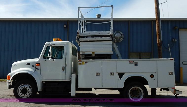 image for item I5310 2000 International 4700 scissor lift truck