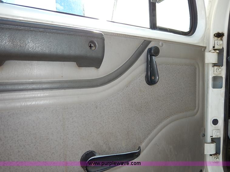 image for item I5310 2000 International 4700 scissor lift truck