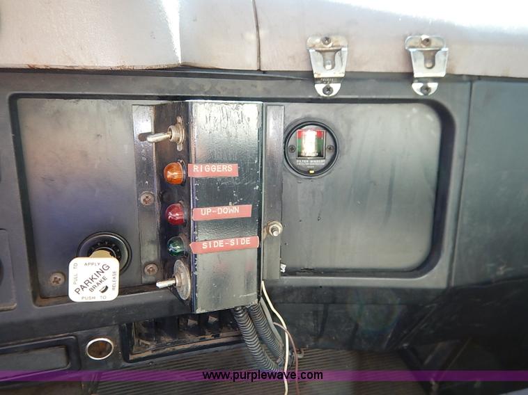 image for item I5310 2000 International 4700 scissor lift truck