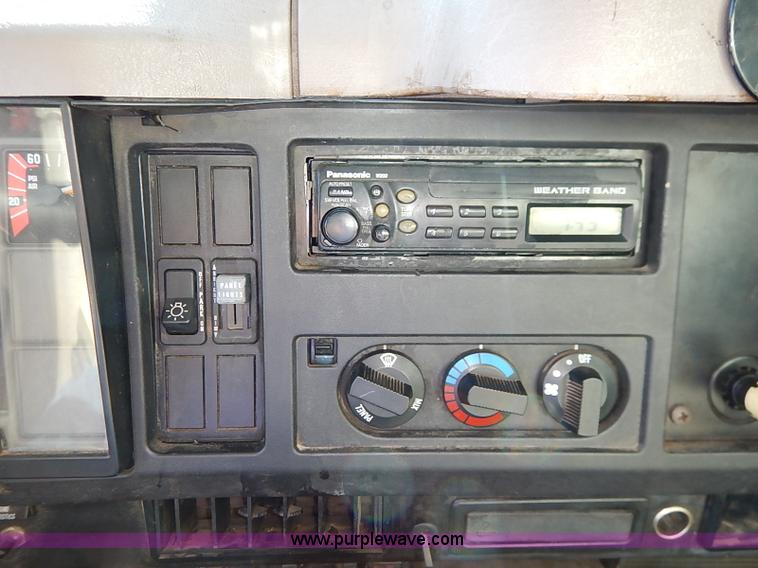 image for item I5310 2000 International 4700 scissor lift truck