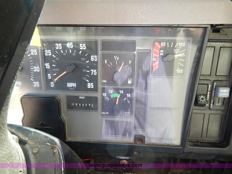 image for item I5310 2000 International 4700 scissor lift truck