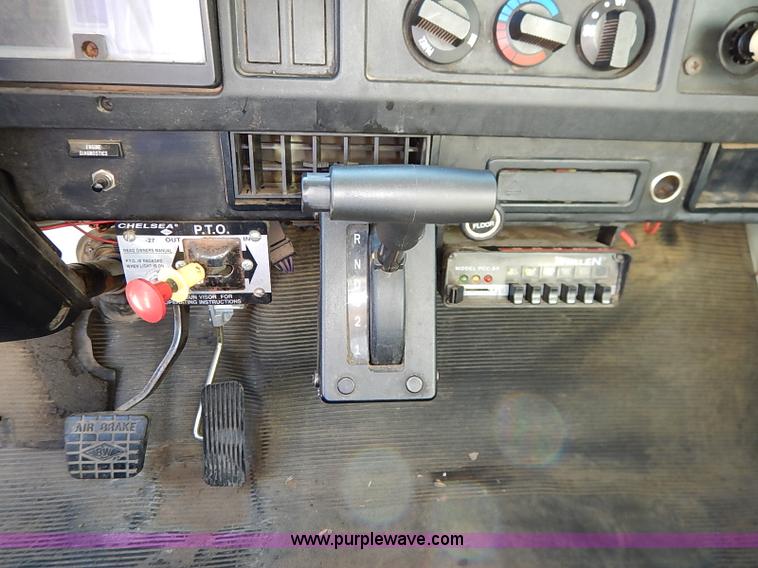 image for item I5310 2000 International 4700 scissor lift truck