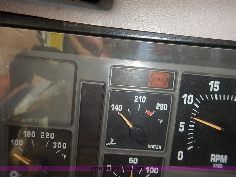 image for item I5310 2000 International 4700 scissor lift truck