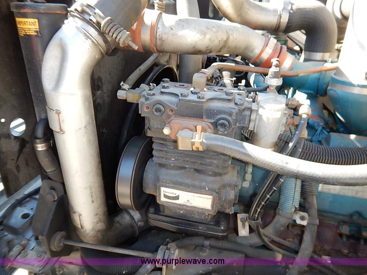 image for item I5310 2000 International 4700 scissor lift truck