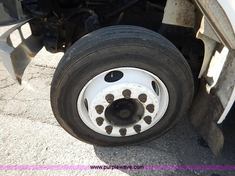 image for item I5310 2000 International 4700 scissor lift truck