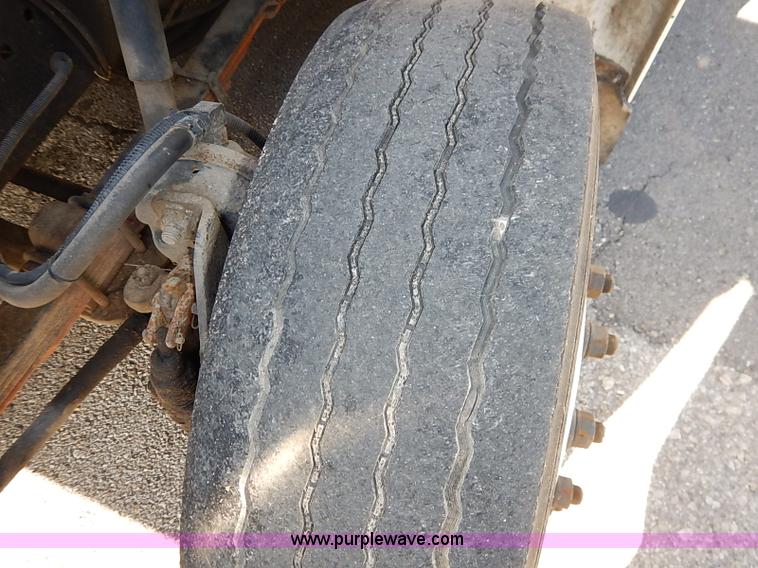 image for item I5310 2000 International 4700 scissor lift truck