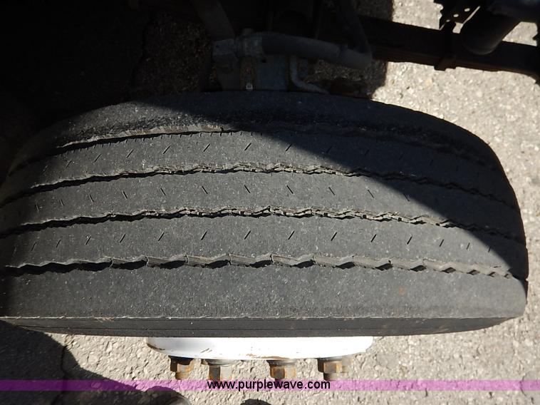 image for item I5310 2000 International 4700 scissor lift truck