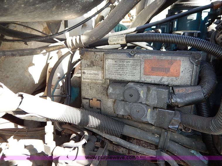 image for item I5310 2000 International 4700 scissor lift truck