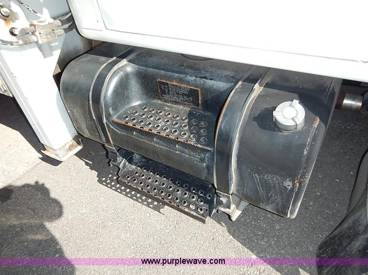 image for item I5310 2000 International 4700 scissor lift truck