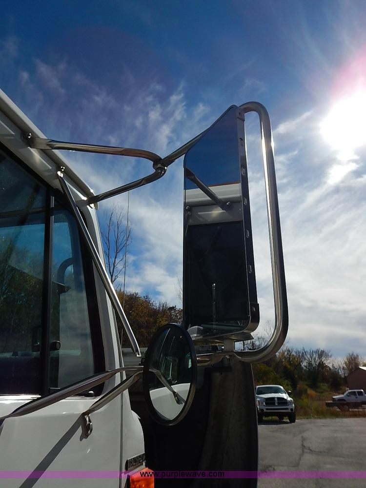 image for item I5310 2000 International 4700 scissor lift truck