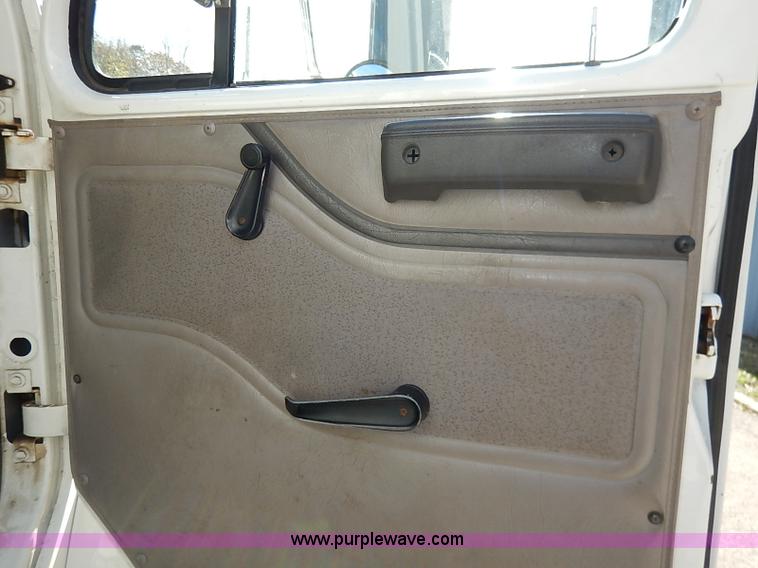 image for item I5310 2000 International 4700 scissor lift truck