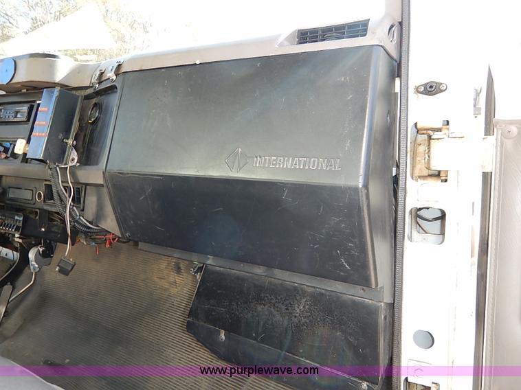 image for item I5310 2000 International 4700 scissor lift truck