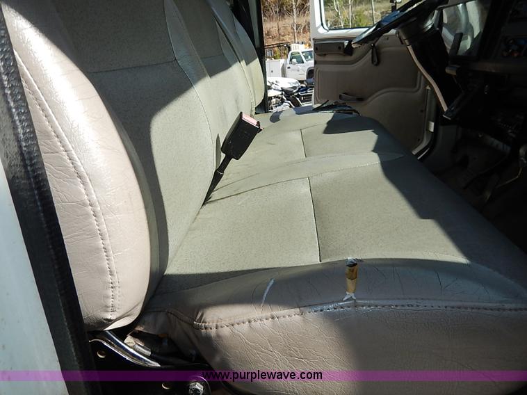 image for item I5310 2000 International 4700 scissor lift truck