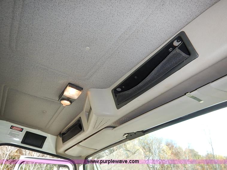 image for item I5310 2000 International 4700 scissor lift truck