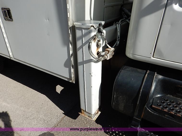 image for item I5310 2000 International 4700 scissor lift truck