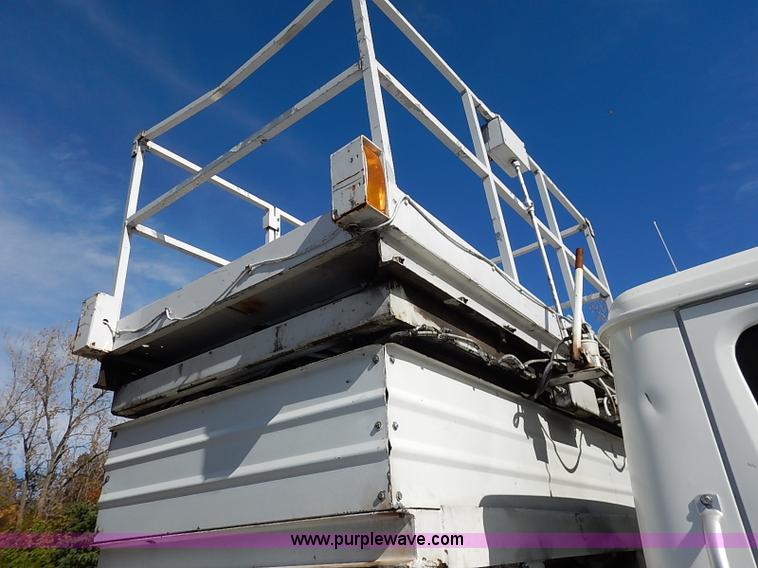 image for item I5310 2000 International 4700 scissor lift truck