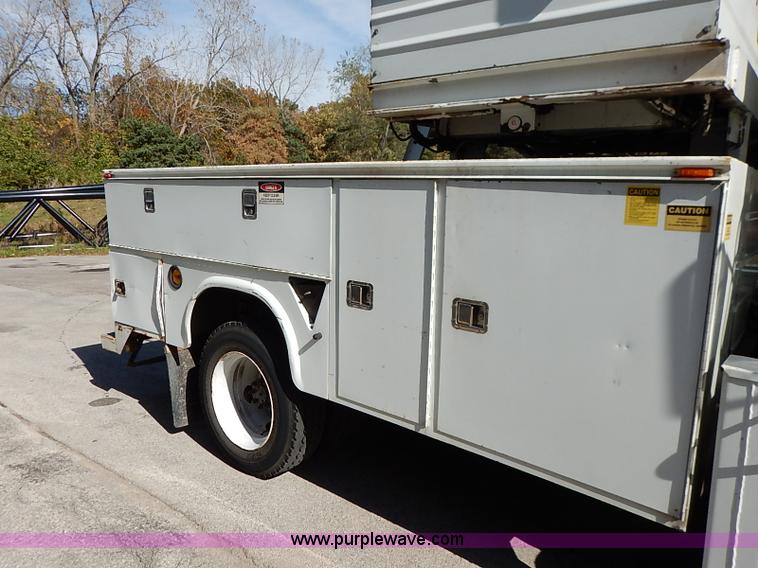 image for item I5310 2000 International 4700 scissor lift truck