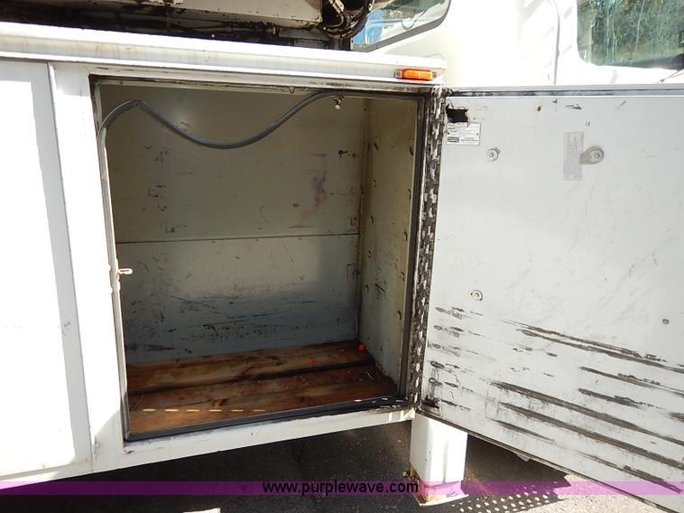 image for item I5310 2000 International 4700 scissor lift truck