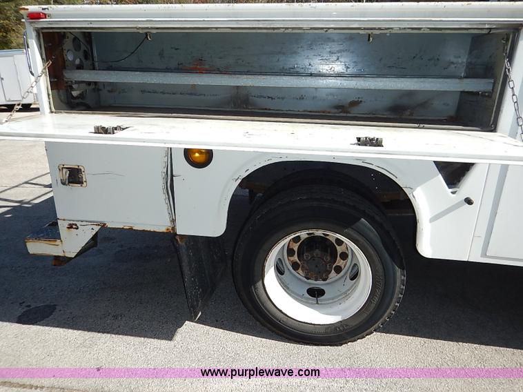 image for item I5310 2000 International 4700 scissor lift truck